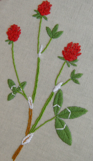 手工刺绣——不知名的小花 淡雅素麻配上嫩绿 嫣红。青翠喜人！~拿个原木框框起来做家居饰品最好用！