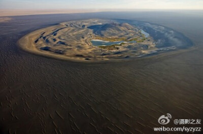 美国摄影师乔治·斯坦梅茨（George Steinmetz）擅长利用机动滑翔伞进行航拍。近期，他的“沙漠之最”摄影展汇集了十五年来拍摄的世界上最极致的沙漠美景，包括中国的戈壁沙漠，北非的撒哈拉大沙漠，以及美加利福尼亚…