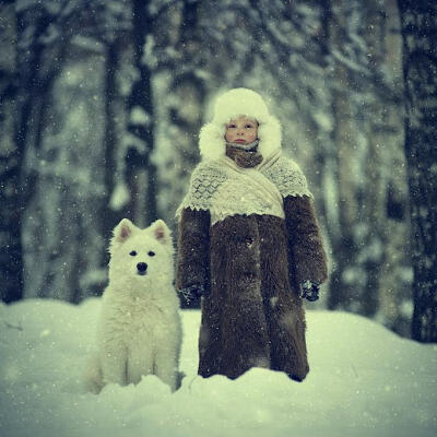 在这一篇文章中，我们和大家一同分享一些以“雪”为主题的摄影作品。晶莹而安静的白色世界，是冬天带给我们的惊喜，平凡的世界因为从天而落的冰晶们而份外美丽，一同分享给大家。