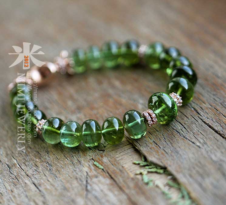 犹如春天的绿，繁盛茂密着、朝气而蓬勃