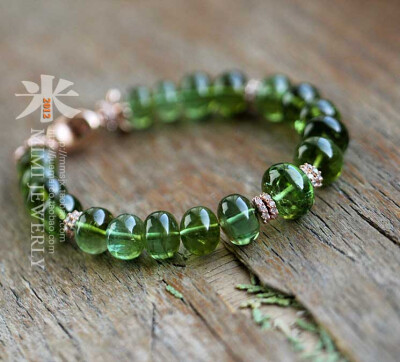 犹如春天的绿，繁盛茂密着、朝气而蓬勃