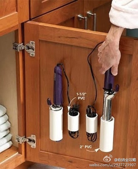 把装修用剩的PVC管粘在浴室柜门内，就可以把卷发棒什么的插在上面了