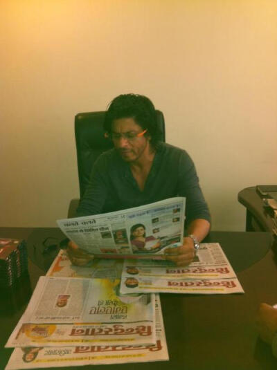 aaohuzoor: kajolsunibrow: “Shah Rukh Khan as the guest editor for the ‘Hindustan’. Watch out for the edition this week.” Reading and long hair and scruff …Be still my heart. this picture is …