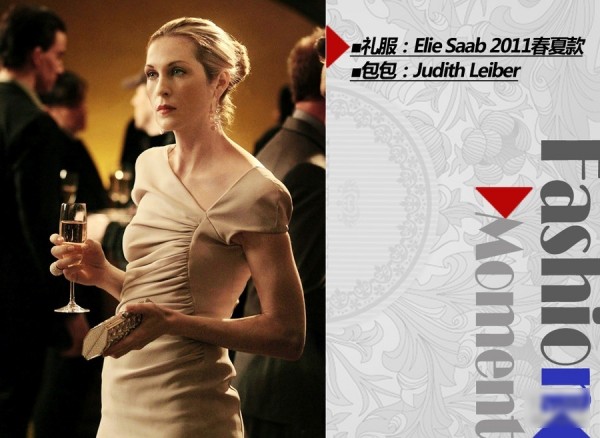 点评：Lily 身穿Elie Saab 2011春夏款高级成衣系列裸色短袖连衣裙，手拿Judith Leiber 金色镶嵌水晶表面的手包。裸色系裙子由于和肤色接近，很容易使人显得浮肿，但Lily却穿出了高贵端庄的格调——无论S还是B都无法诠释这种岁月带来的优 雅气质。