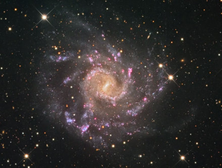 旋涡星系NGC7424