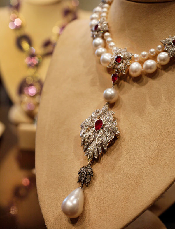 这颗醉人的水滴型珍珠皇后La Peregrina生于16世纪，曾长久流传于欧洲王室、镶嵌于皇冠之上，被谕为艺术极品。1969年，伊丽莎白·泰勒的丈夫李察·波顿买来致赠给她，并交给Cartier精心制作成珍珠坠项链。美艳钻石与润泽珍珠相遇，精致之美令人心动不已。