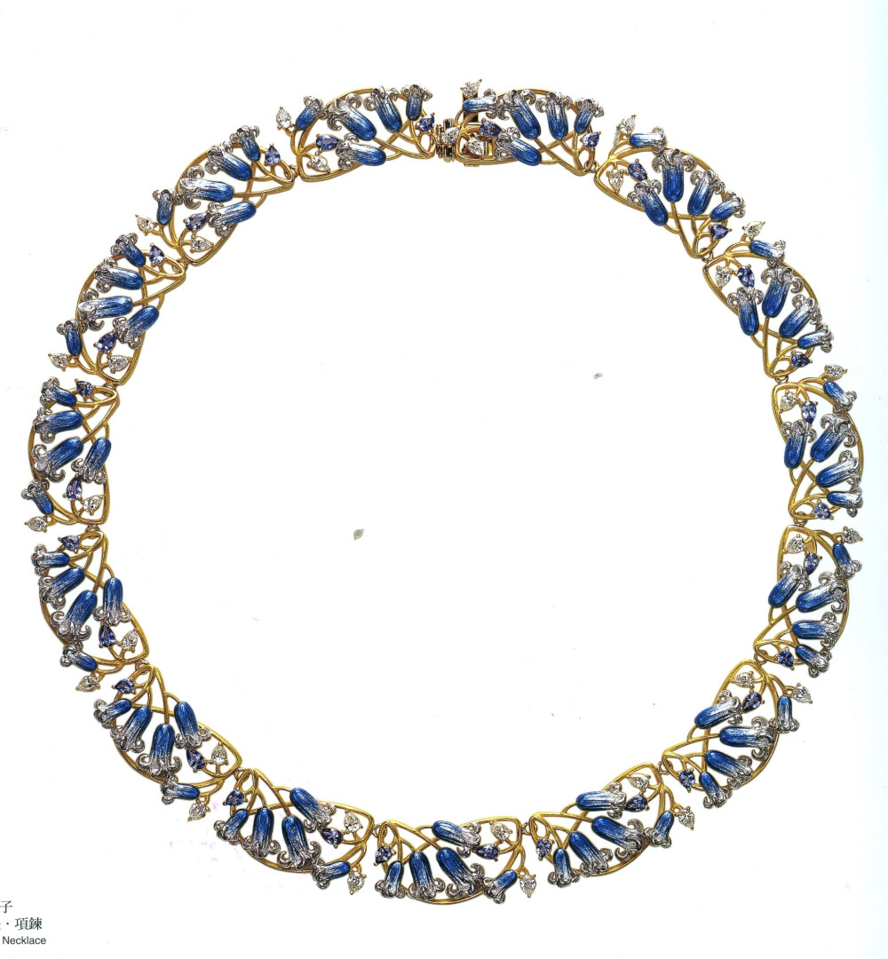 这是一款以比利时深林中盛开的蓝鐘花为元素设计的项链，整个项链几乎没有用什么大宝石，显眼的蓝色花朵是采用铂金上彩绘蓝色珐琅，它的美丽程度不亚于蓝色宝石。花枝的连接更是使整个首饰显得灵动、清新。