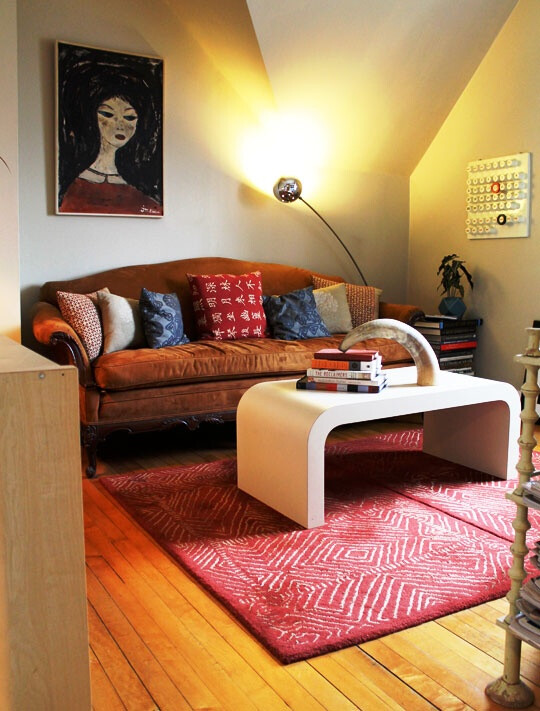 Cozy Cinnamon Sofa & Vintage Portrait Roommarks