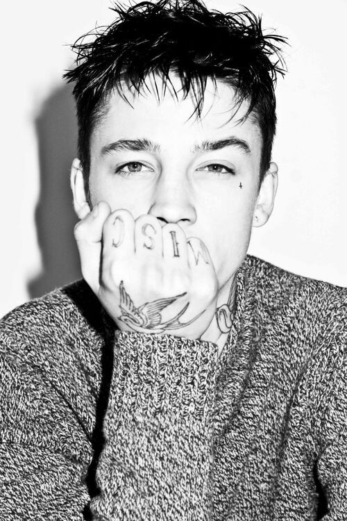 阿什·斯戴梅斯特 (Ash Stymest) 浑身纹身，干瘦，酷酷的表情，充满了90后的个性魅力。阿什·斯戴梅斯特 (Ash Stymest) 的成名十分幸运，他是Hedi Slimane钦定的《Vogue Homme》日本版创刊号的封面男孩，可以说一夜走红，并且红不可挡！阿什·斯戴梅斯特 (Ash Stymest) 叛逆洒脱的形象，除了《Vogue Homme》日本版，如今更是《Dazed and Confused》等新锐视觉系杂志的宠儿。MANNEQUINS 乐队的鼓手。