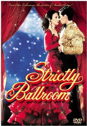 舞国英雄 Strictly Ballroom 年轻英俊的斯考特·哈斯汀是舞厅舞的冠军，但他在一次比赛中却因为跳出自编的不规矩动作而与冠军无缘。在父母开办的舞蹈学校里，他的舞伴气急败坏离他而去，但为了参加全国锦标赛，他必须在三周之内找到理想的舞伴。 学校的舞蹈初级班里有一个叫弗兰的眼镜姑娘，她在角落里看到了斯考特独自跳出的自编动作，于是提出自己来做他的舞伴。斯考特瞧不上这个貌不惊人的姑娘，但在弗兰的强力坚持下，二人跳了起来。他发现弗兰也有一些自编的好动作，于是二人经常一起练舞，他还特别提醒弗兰，虽然舞蹈是爱情之舞，但那只是假装的，这使暗恋他的弗兰黯然神伤。 弗兰出身于贫寒...