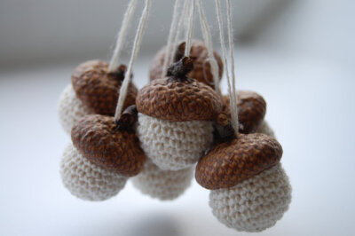 White crochet cotton acorns with natural acorn caps - home decor