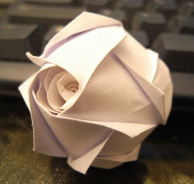 根据川崎折纸玫瑰的折法修改来的折纸玫瑰的制作方法，还是一个很漂亮的折纸玫瑰花制作哦，喜欢这个折纸玫瑰花，就点击这里的折纸玫瑰花的折法吧，教程地址：http://www.zhidiy.com/zhimeigui/5153.html （或复制 www…