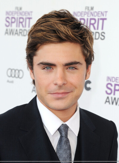 Zac Efron 【我小Z最近的戲轉變好大不過那雙藍眼睛還是迷幻的不得了】