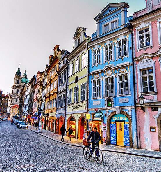 布拉格古镇 要求每栋房子要刷成不同的颜色，自然就成了彩色的城市