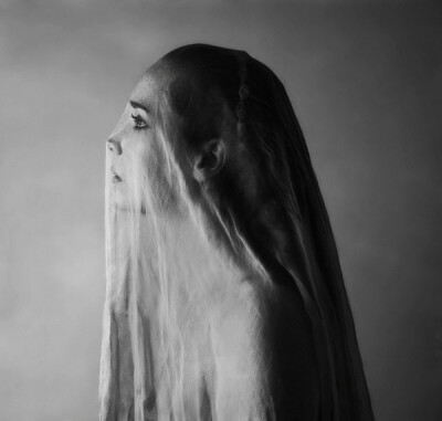 #黑白照# 披着纱巾 有故事的女人！
