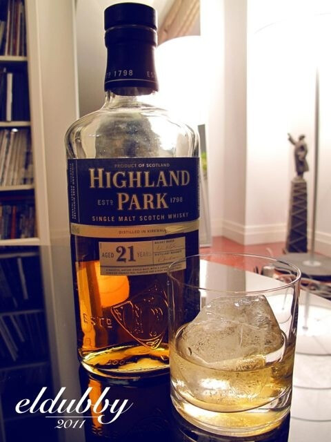 夜。微醺(1) Highland Park 21yo 不溫不火，落落大方。雪莉、石楠花，淡淡的香甜。