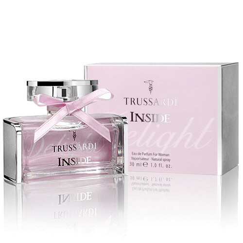 Trussardi Inside delight 喜悅女淡香精《瓶身概念》 以一個明亮且柔軟的粉紅色調，重新定義TRUSSARDI Indide Women 的瓶身。 女人味、開朗活潑，瓶身頸部繫著一條粉紅緞帶，反映出Trussardi注重每個細節