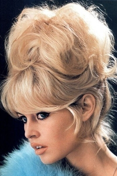 碧姬芭铎 (Brigitte Bardot)高耸的发髻大概有半尺高了，可爱的卷发金色的头发格外迷人，黑色眼线在眼尾处有向上挑起的修饰，这张照片拍摄于1960年，现在看起来是不是还是相当时髦？