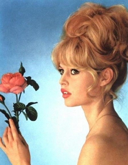 碧姬芭铎 (Brigitte Bardot)高耸的发髻大概有半尺高了，可爱的卷发金色的头发格外迷人，黑色眼线在眼尾处有向上挑起的修饰，这张照片拍摄于1960年，现在看起来是不是还是相当时髦？