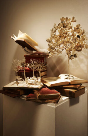 【nancyyeqian】英国女艺术家Su Blackwell用剪纸和折纸雕塑把一个个童年的幻想从书中带到了现实当中，非常唯美意境的效果。