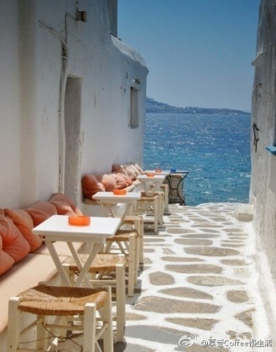 海巷里的咖啡馆~在希腊米克诺斯这座据说最容易发色艳遇的海岛上，靠着座椅，晒着阳光，往前就是爱琴海~