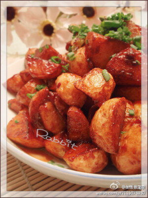 【南乳烧土豆】1.土豆切块，豆腐乳用勺子碾碎放白糖、开水拌匀成酱汁；;2.锅中放适量油和几粒花椒，花椒煸出香味后放葱段；3.葱段煸出香味后放土豆，中小火把土豆煸至金黄，放调好的酱汁；4.小火盖盖烧10min后开盖收汁，出锅装盘即可~