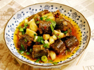 大蒜鳝段】#快手家常菜# 这是一道四川乡土风味名菜。鳝鱼软嫩爽口，蒜瓣肥透鲜香，略带麻辣风味，非常适合家庭聚餐小饮。做法：http://t.cn/zjRyX5v