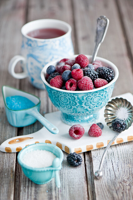 Baking with sugar and fresh berries