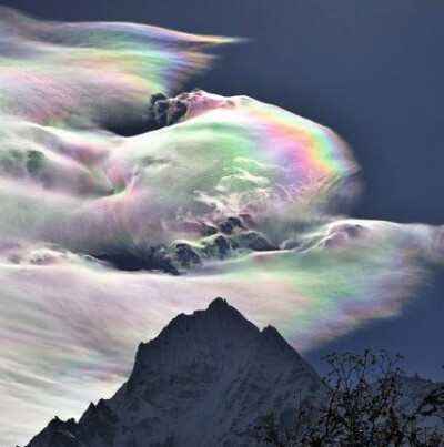 珠峰上空出现的、非常罕见的彩虹云照片。奇异的彩虹云令“世界屋脊”珠峰都显得有些失色。