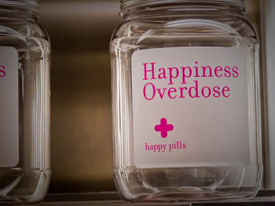 Happy pills－糖果是你最好的疗伤药 头疼要吃止疼药，失眠要吃安眠药，如果不开心要吃什么药？一间名为Happy Pills的小店被夹在巴塞罗纳繁华街道上的一条缝隙里，用红色十字LOGO宣扬自己出售让人快乐的疗伤药。 事实…