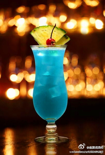 【蓝色夏威夷Blue Hawaii】蓝橙酒代表蓝色海洋，冰块象征着泛起的浪花，而酒杯里散发的椰子和果汁香甜犹如夏威夷的微风细语,很有度假的感觉喔~酒方：白朗姆1½oz,蓝橙酒½oz,椰子利口酒½oz,倒入加冰的摇壶匀滤入加满冰的杯中，注满菠萝汁，红樱桃和菠萝片装饰