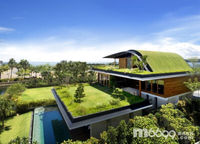 Guz Architects建筑事务所在新加坡设计了这座米拉住宅。 这座住宅坐落在森图萨岛上，为了保证住宅主人的隐私，住宅每面都采用实墙设计。住宅拥有一个中央采光井和楼梯井，海风能吹入到建筑的中间。建筑的前部和…
