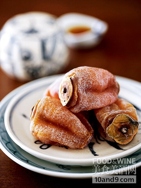 红色食物之柿饼 这种柿饼是挂着风干的，所以还保持着柿子瘦长的外形，柔软甜美，润心肺。秋天柿子成熟，到了冬季正好是吃柿饼的时节，有助于缓解冬季体内的干燥。