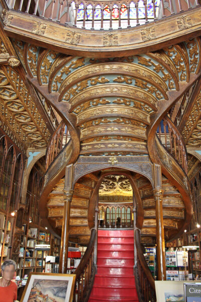 这家1906年的新哥特式书店有一条通往天堂的阶梯。莱罗书店，波尔图，葡萄牙。