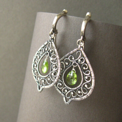 DEW DROPS - Sterling Silver Oriental Dangle Earrings with Periodot【拖~】