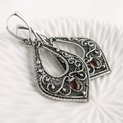 MARGOT Sterling Silver Wire Wrapped Dangle Earrings with Garnets【拖~】