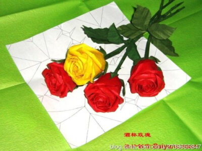酒杯玫瑰作为最为漂亮和经典的折纸玫瑰花折法之一，一经推出就受到了广泛的关注，值得尝试和制作，学习酒杯玫瑰的地址：http://www.zhidiy.com/zhimeigui/5301.html （看不到链接可以复制www.zhidiy.com/zhimeigui/5…