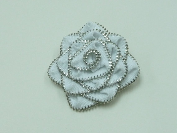 zipper flower brooch, zipper pin, recycle jewelry, zipper jewelery旧拉链可以变花朵胸针。