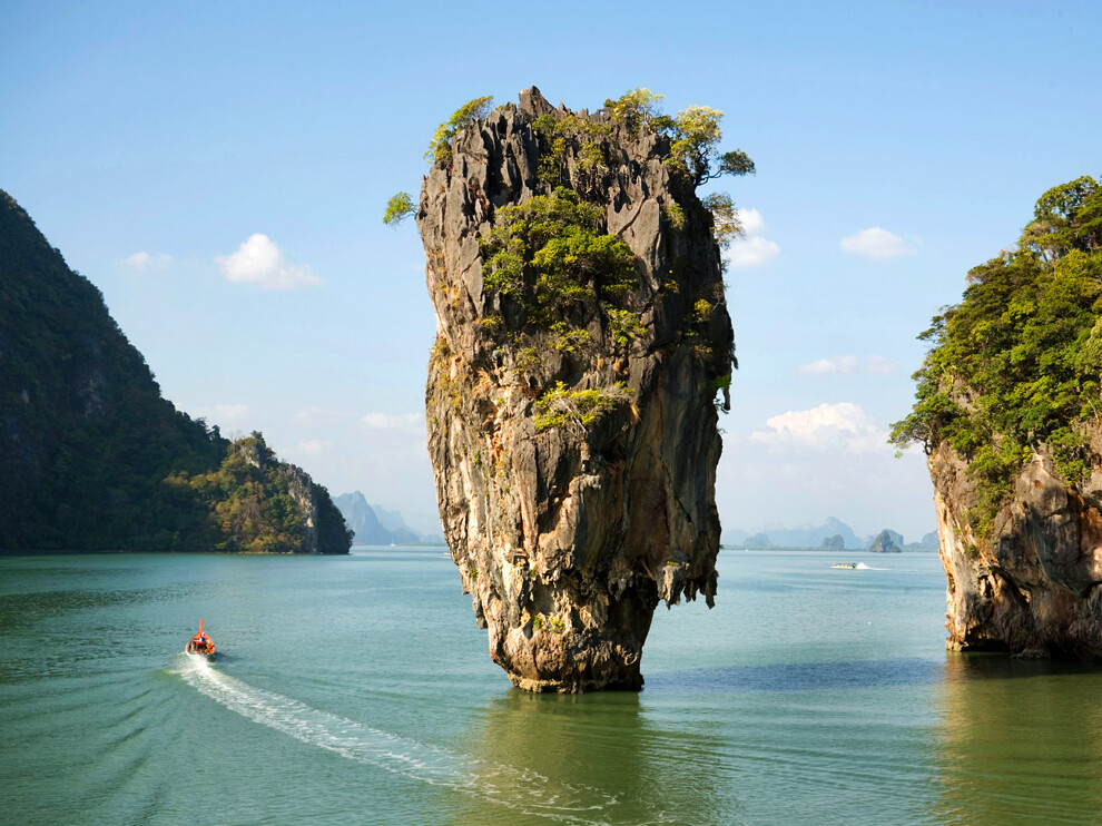 泰国攀牙湾一个自然形成的岩石——铁钉岛（Ko Tapu Island），又称“詹姆斯·邦德岛”，因为出现在1974年的007影片《金枪客》中而出名，现在已成为著名的旅游景点。