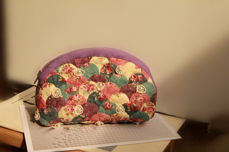 你知道这里面有多少个小圆吗？有耐心的亲可以数下哟~！ 都是3CM大小的小圆片~！ 不多说了，上图片了~~ 喜欢的朋友可以到http://shop69250531.taobao.com/shop/view_shop.htm?spm=686.1000925.0.165.CzGRJX&mytmenu=mdianpu&utkn=g,pfuxq2lonr2xs2ldojqxu6i1358502220248&user_number_id=97634509&scm=1028.1.1.20001 购买