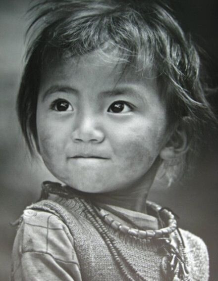 一个中国小女孩眼神中透露着饱满的天真坚韧自信各种精神让人动容