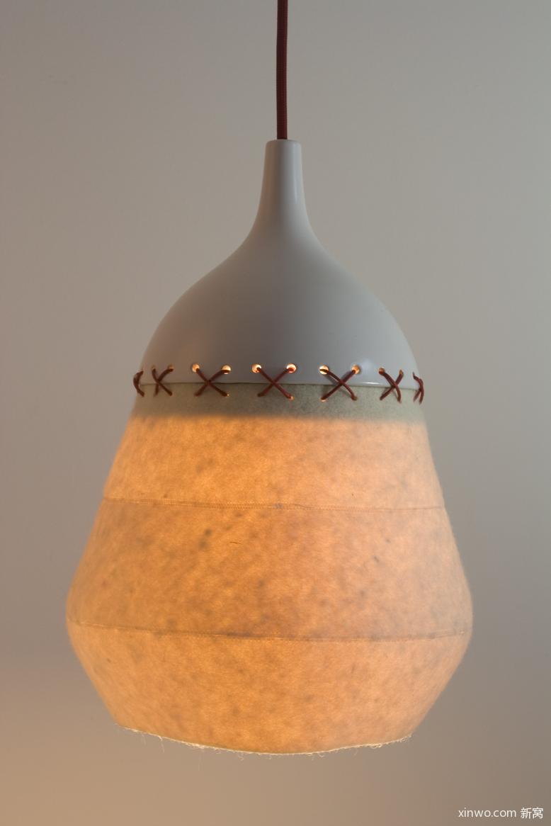 意大利设计师阿莱西奥roscini设计的灯具是从感觉和陶瓷蜡线缝合在一