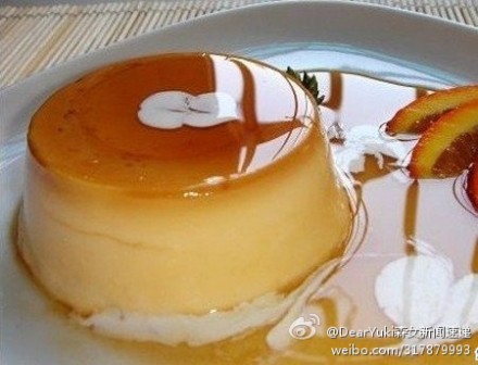 【DIY牛奶冻】 材料准备： 牛奶 一包、棉花糖、 水果。 制作方法： 1、牛奶倒入锅内加热 ，棉花糖倒入搅拌融化，关火倒入容器中 。 2、水果切成丁后，适量加入容器中，再放入冰箱内冷冻3个小时（最好放在冷藏室内冷冻而不要放在冷冻室内冷冻） ； 3、3个小时后，即可。