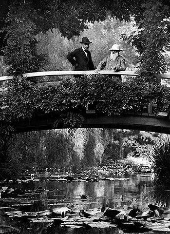 Claude Monet (derecha )en el puente japonés de su jardín .1922