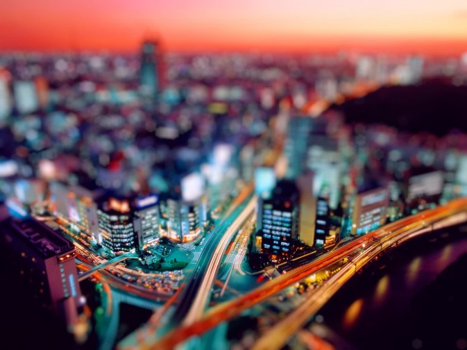 移轴摄影，即移轴镜摄影（Tilt-shift photography），泛指利用移轴镜头创作的作品，所拍摄的照片效果就像是缩微模型一样。 别以为你看到的都是玩具哟~