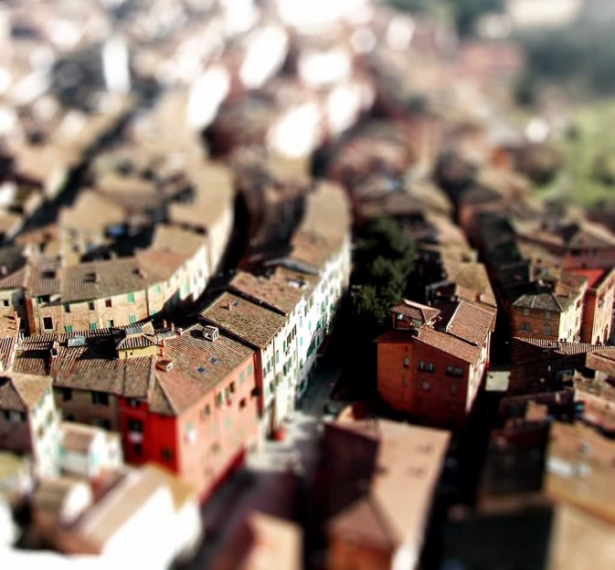 移轴摄影，即移轴镜摄影（Tilt-shift photography），泛指利用移轴镜头创作的作品，所拍摄的照片效果就像是缩微模型一样。 别以为你看到的都是玩具哟~