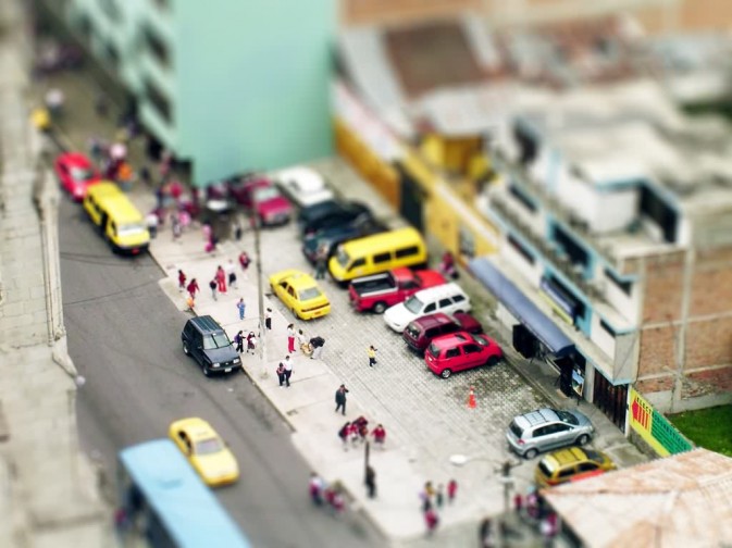 移轴摄影，即移轴镜摄影（Tilt-shift photography），泛指利用移轴镜头创作的作品，所拍摄的照片效果就像是缩微模型一样。 别以为你看到的都是玩具哟~