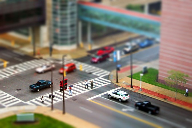 移轴摄影，即移轴镜摄影（Tilt-shift photography），泛指利用移轴镜头创作的作品，所拍摄的照片效果就像是缩微模型一样。 别以为你看到的都是玩具哟~