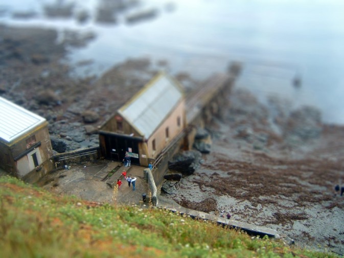 移轴摄影，即移轴镜摄影（Tilt-shift photography），泛指利用移轴镜头创作的作品，所拍摄的照片效果就像是缩微模型一样。 别以为你看到的都是玩具哟~