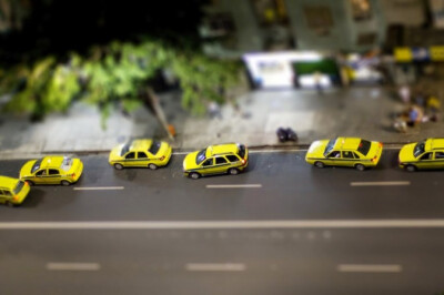 移轴摄影，即移轴镜摄影（Tilt-shift photography），泛指利用移轴镜头创作的作品，所拍摄的照片效果就像是缩微模型一样。 别以为你看到的都是玩具哟~